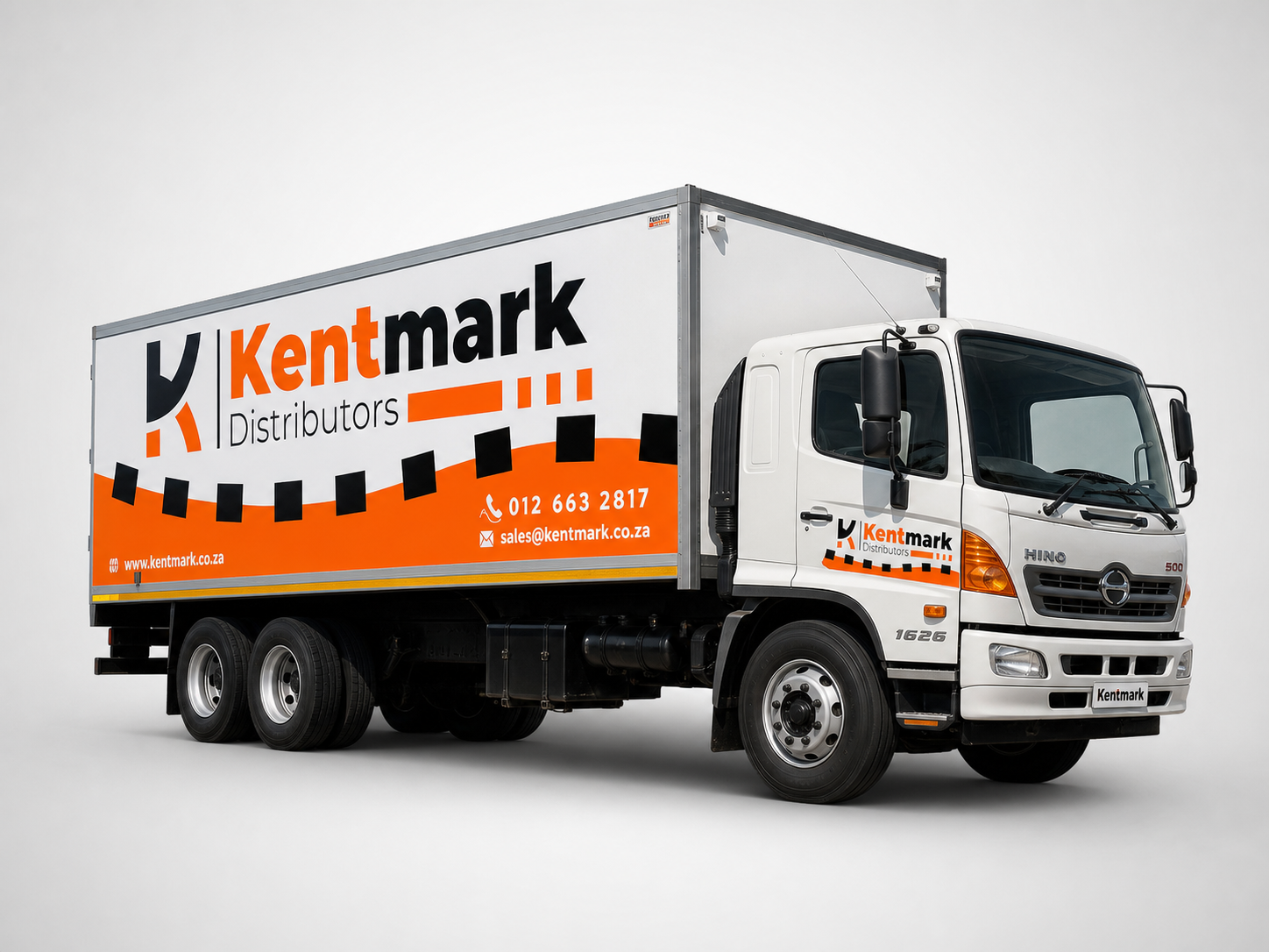 Medium rigid refrigerated cargo truck